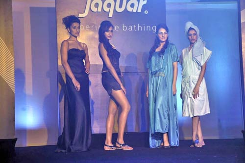 रैंप पर नेहा धूपिया के जलवे...| रैंप पर सितारे