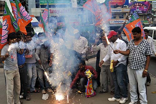 12 सितंबर 2011: तस्‍वीरों में देखें दिनभर की बड़ी खबरें | पढ़ें