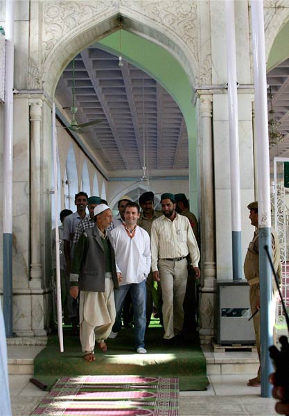 राहुल गांधी ने किया श्रीनगर में हजरतबल का दौरा