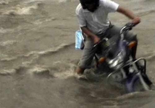 बारिश से फिर बेदम हुई देश की राजधानी