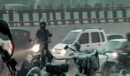 बारिश से फिर बेदम हुई देश की राजधानी