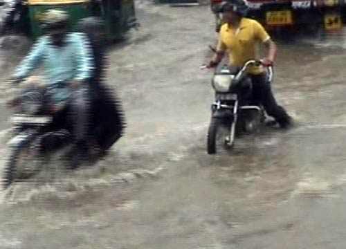 बारिश से फिर बेदम हुई देश की राजधानी