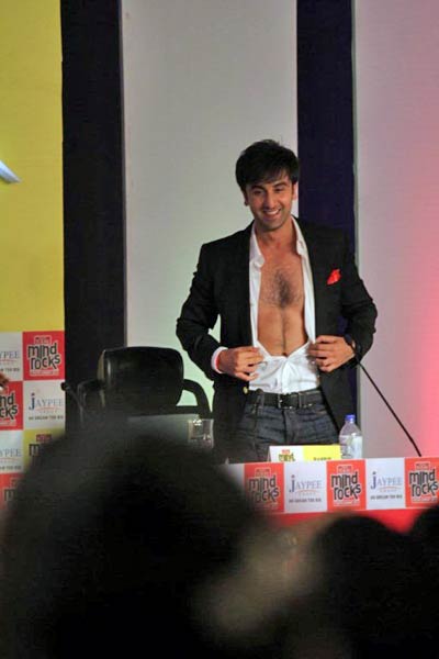 ...और 'रॉकस्टार' ने उतारी अपनी शर्ट