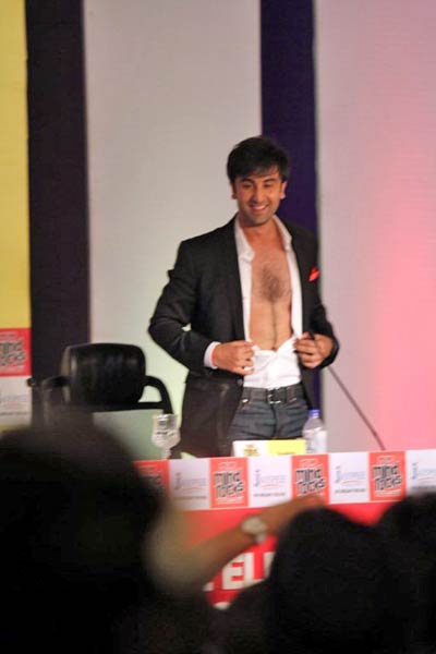 ...और 'रॉकस्टार' ने उतारी अपनी शर्ट