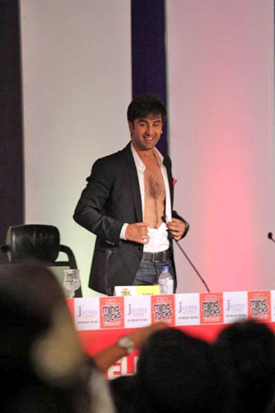 ...और 'रॉकस्टार' ने उतारी अपनी शर्ट