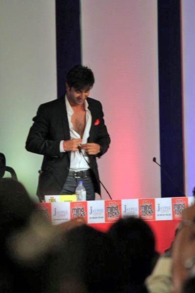 ...और 'रॉकस्टार' ने उतारी अपनी शर्ट