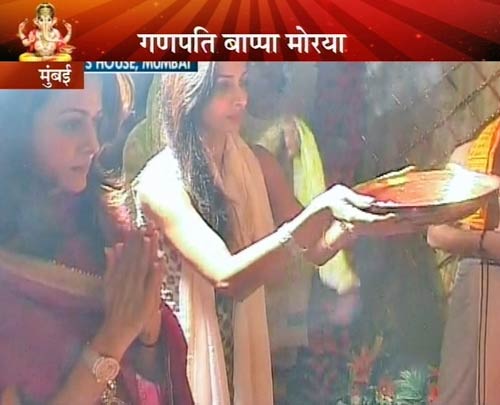 गणेशोत्‍सव के रंग में रंगे बॉलीवुड सितारे | गणेश-पूजा की धूम