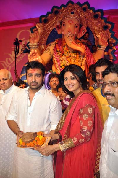 अगले बरस तू जल्‍दी आ... | ऐश्‍वर्या ने की गणपति की पूजा