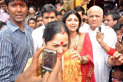 अगले बरस तू जल्‍दी आ... | ऐश्‍वर्या ने की गणपति की पूजा