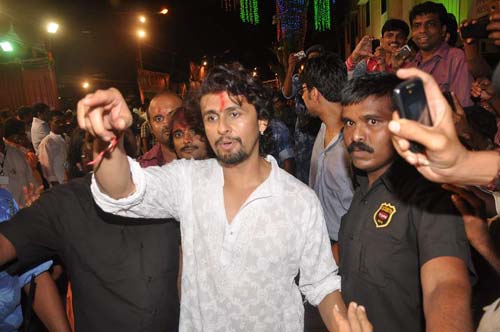 अगले बरस तू जल्‍दी आ... | ऐश्‍वर्या ने की गणपति की पूजा