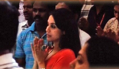 गणेशोत्‍सव के रंग में रंगे बॉलीवुड सितारे | गणेश-पूजा की धूम