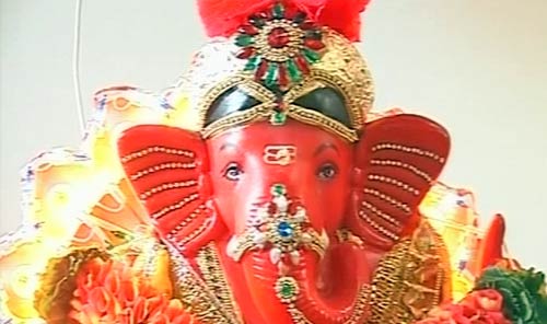 गणेशोत्‍सव के रंग में रंगे बॉलीवुड सितारे | गणेश-पूजा की धूम