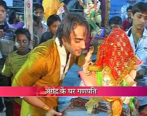 गणेशोत्‍सव के रंग में रंगे बॉलीवुड सितारे | गणेश-पूजा की धूम