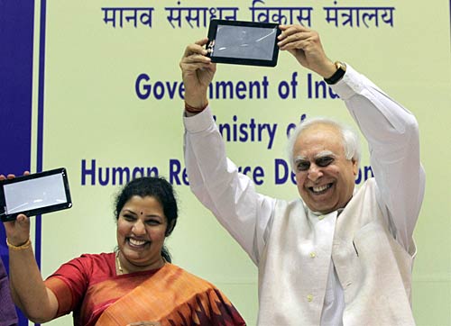 लॉंच हुआ सबसे सस्ता लैपटॉप ‘आकाश’ | स्मार्टफोन की दुनिया