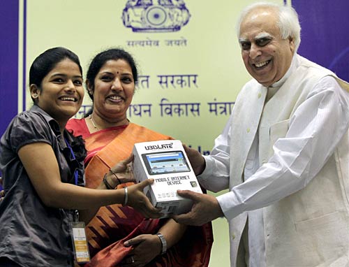 लॉंच हुआ सबसे सस्ता लैपटॉप ‘आकाश’ | स्मार्टफोन की दुनिया