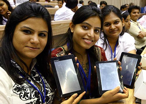 लॉंच हुआ सबसे सस्ता लैपटॉप ‘आकाश’ | स्मार्टफोन की दुनिया