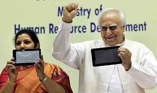 लॉंच हुआ सबसे सस्ता लैपटॉप ‘आकाश’ | स्मार्टफोन की दुनिया