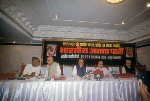 तस्‍वीरों में देखें आडवाणी का जीवन | आडवाणी की रथयात्रा