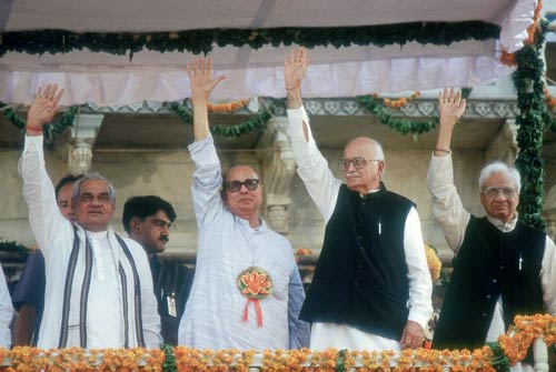 तस्‍वीरों में देखें आडवाणी का जीवन | आडवाणी की रथयात्रा