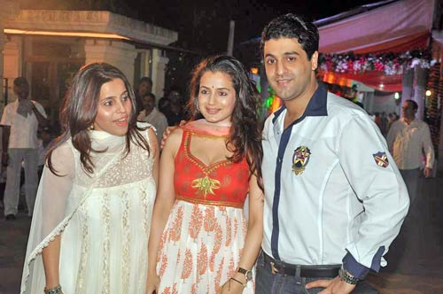 माता की चौकी में बॉलीवुड का जयकारा । मान्यता की पार्टी