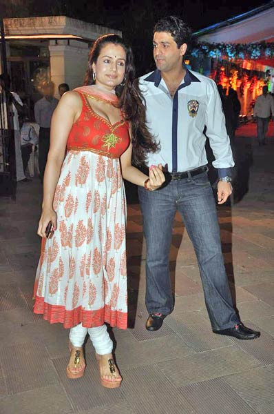 माता की चौकी में बॉलीवुड का जयकारा । मान्यता की पार्टी