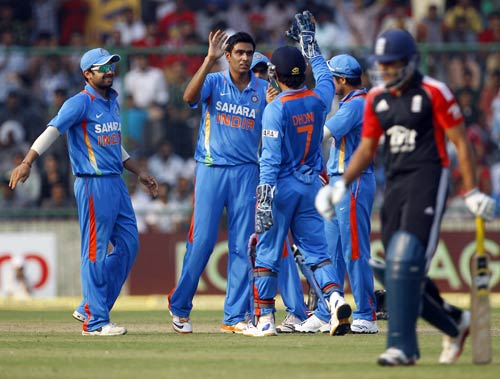 दूसरे वनडे में टीम इंडिया ने इंग्‍लैंड को दी करारी मात