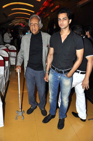 'अजान' की पार्टी में शाहरुख का जलवा  | किंग खान की पार्टी