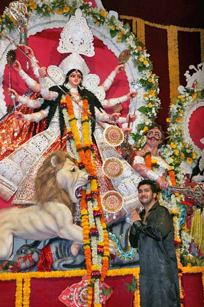 माता की चौकी में बॉलीवुड का जयकारा । मान्यता की पार्टी