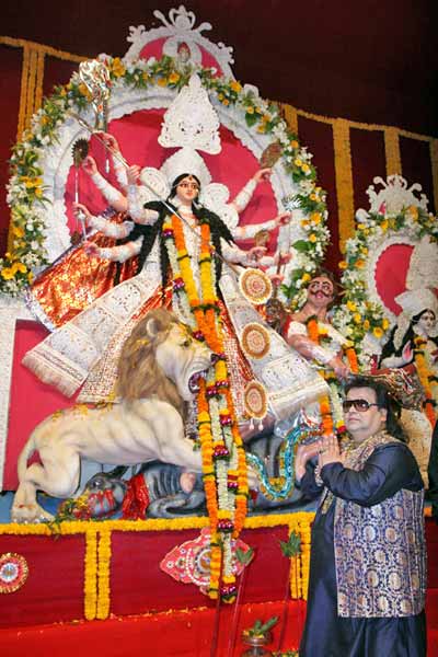 माता की चौकी में बॉलीवुड का जयकारा । मान्यता की पार्टी