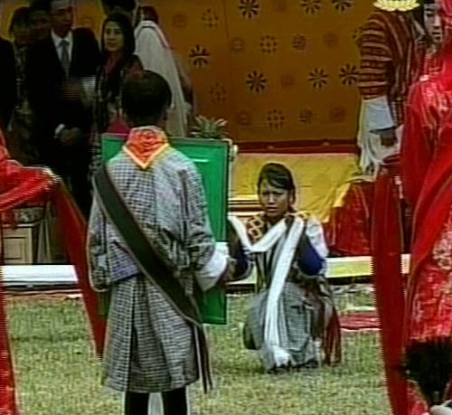 पारंपरिक रीति से भूटान नरेश ने रचाई शादी