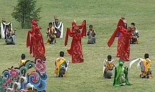 पारंपरिक रीति से भूटान नरेश ने रचाई शादी