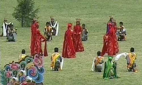 पारंपरिक रीति से भूटान नरेश ने रचाई शादी