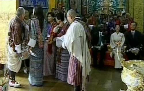 पारंपरिक रीति से भूटान नरेश ने रचाई शादी