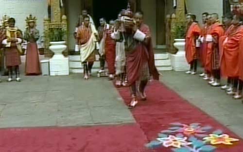 पारंपरिक रीति से भूटान नरेश ने रचाई शादी