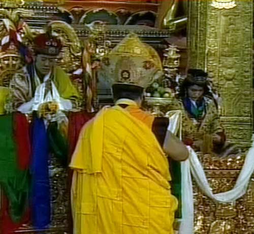 पारंपरिक रीति से भूटान नरेश ने रचाई शादी