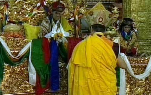 पारंपरिक रीति से भूटान नरेश ने रचाई शादी