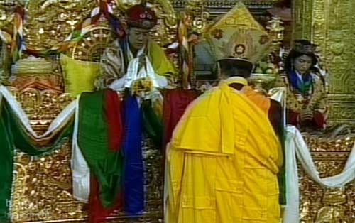 पारंपरिक रीति से भूटान नरेश ने रचाई शादी