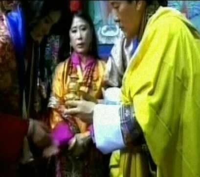 पारंपरिक रीति से भूटान नरेश ने रचाई शादी
