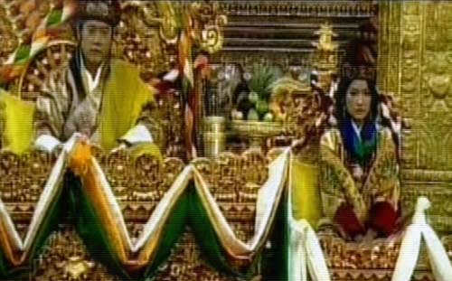 पारंपरिक रीति से भूटान नरेश ने रचाई शादी