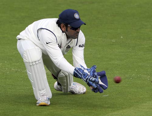 टेस्ट टीम में युवा गेंदबाजों को मौका | धोनी पर विशेष