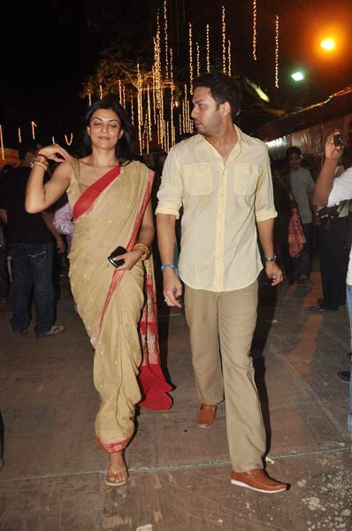 सिनेमा जगत के दिग्‍गजों की दुर्गापूजा...। विशेष कवरेज