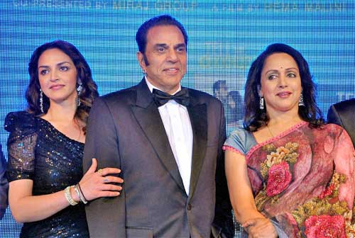 तस्‍वीरों में मनोरंजन की दुनिया की प्रमुख हलचल  | हॉट 'आइटम गर्ल'