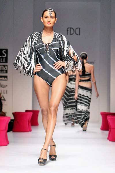 तस्‍वीरों में मनोरंजन की दुनिया की प्रमुख हलचल  | हॉट 'आइटम गर्ल'