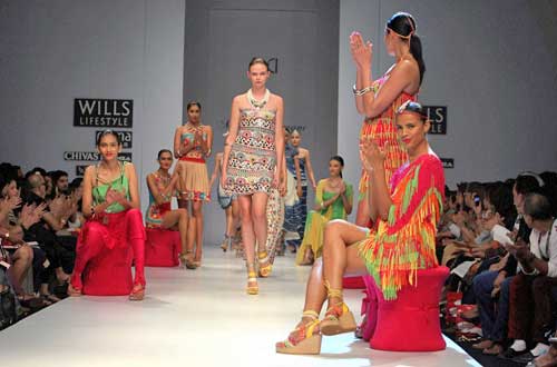 तस्‍वीरों में मनोरंजन की दुनिया की प्रमुख हलचल  | हॉट 'आइटम गर्ल'