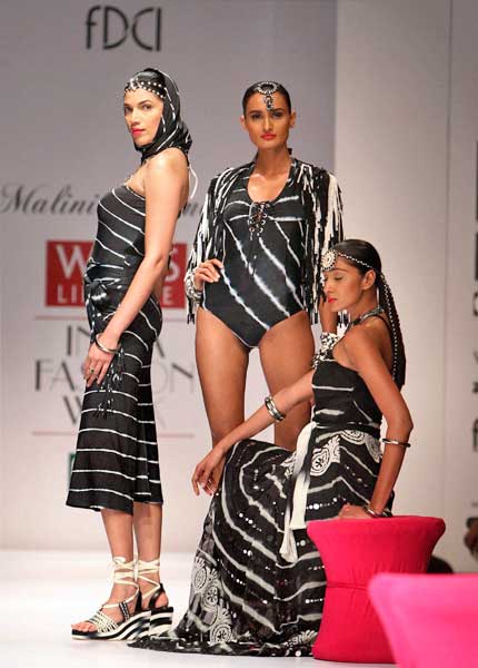 तस्‍वीरों में मनोरंजन की दुनिया की प्रमुख हलचल  | हॉट 'आइटम गर्ल'