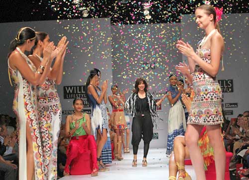 तस्‍वीरों में मनोरंजन की दुनिया की प्रमुख हलचल  | हॉट 'आइटम गर्ल'