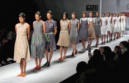 तस्‍वीरों में मनोरंजन की दुनिया की प्रमुख हलचल  | हॉट 'आइटम गर्ल'