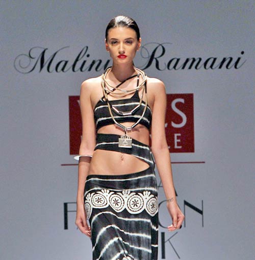 तस्‍वीरों में मनोरंजन की दुनिया की प्रमुख हलचल  | हॉट 'आइटम गर्ल'