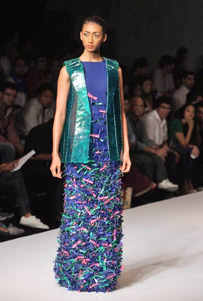 तस्‍वीरों में मनोरंजन की दुनिया की प्रमुख हलचल  | हॉट 'आइटम गर्ल'