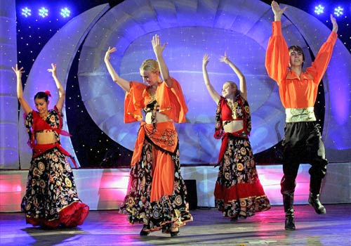 तस्‍वीरों में मनोरंजन की दुनिया की प्रमुख हलचल  | हॉट 'आइटम गर्ल'